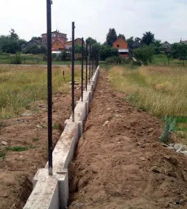 Rögzítése hullámkarton a kerítésen, hogy mit és hogyan kell erősíteni az acéllemez a kerítés, a telepítés a saját kezét