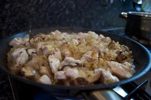 Csirke gombával egy serpenyőben - egyszerű, lépésről lépésre receptek fotókkal, gomba helyszínen