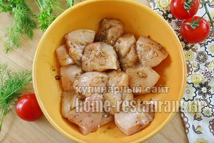 Csirke kebab nyárson a sütőben - hazai étterem (kebab) Csirke kebab nyárson a sütőben - hazai étteremben