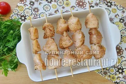 Csirke kebab nyárson a sütőben - hazai étterem (sütő) Csirke kebab nyárson a sütőben - hazai étteremben