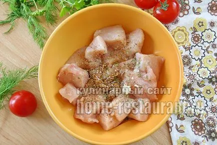 Csirke kebab nyárson a sütőben - hazai étterem (sütő) Csirke kebab nyárson a sütőben - hazai étteremben