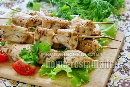 Csirke kebab nyárson a sütőben - hazai étterem (csirke) Csirke kebab nyárson a sütőben - hazai étteremben