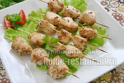 Csirke kebab nyárson a sütőben - hazai étterem (sütő) Csirke kebab nyárson a sütőben - hazai étteremben