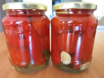 Pácolt paradicsomot siet, savanyú paradicsom hagyma és fokhagyma, ízletes és gyorsan (paradicsom, paprika) Csemege paradicsom siet, savanyúság paradicsom hagyma és fokhagyma, ízletes és gyorsan
