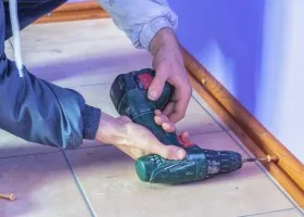 Telepítése padlóléceink a padlón a kezüket