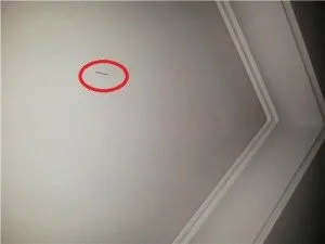 Feszített mennyezetek javítsa meg az elvágott, különböző helyzetekben