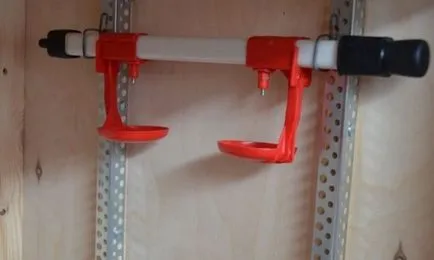 Itatókból csirkéknek, hogyan lehet a saját kezét, fotó, video (mellbimbó) Itatókból csirkéknek, hogyan lehet a saját kezét, fotó, videó