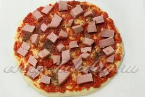 Pizza kolbász, paradicsom, sajt recept fotó (kolbász) Pizza kolbász, paradicsom, sajt recept egy fotó