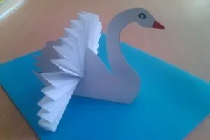 Papírból saját kezűleg a gyermekek 7 éves szakaszokban (kéz) Papírból saját kezűleg a gyermekek 7 éves szakaszokban