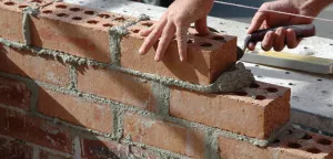 Kiterjesztése a tégla ház meleg és erős (fa szarufák vannak telepítve a tetején) Kiterjesztése a tégla ház, hogy meleg és erős