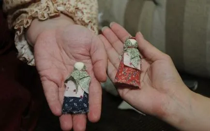 Egyszerű Charm saját kezűleg tölti az amulettet, hogy megvédje