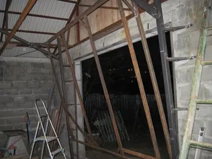 Szárnyas kapuk a garázsban a kezét, hogyan lehet a megfelelő típusú minták és a rajz