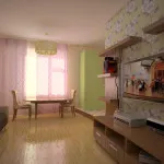Javítsuk ki a csarnok a kezével, a padló a belső kialakítás, fal- és mennyezet (a) Javítsuk ki a csarnok a kezével, a padló a belső kialakítás, falak és a mennyezet