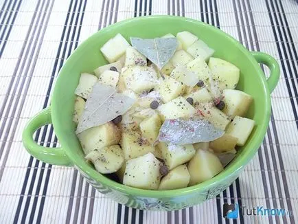 A recept a csirkét egy fazék zöldségek (csirke pot) Recept csirke zöldségeket egy bankot