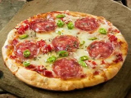 Recept pizza kolbász, sajt és paradicsom (pizza) Recept pizza szalámi, sajt és paradicsom