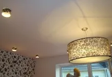 Satin mennyezet egy jobb fotó és matt szatén, fényes véleménye a különbség,