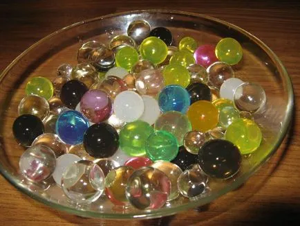 Balls növekszik, és növeli a vízben (víz) Balls növekszik, és növeli a vízben