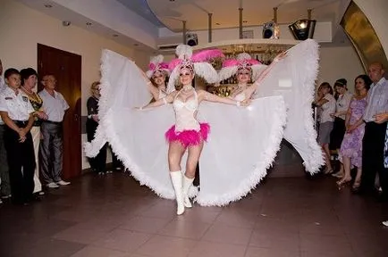 A show az esküvőn a tűz program csapos, labdák és