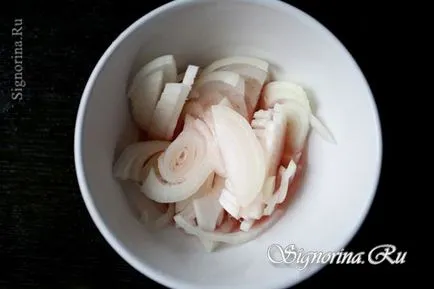 Puff saláta csirkével, gombával, sajttal és aszalt szilvával recept egy fotó