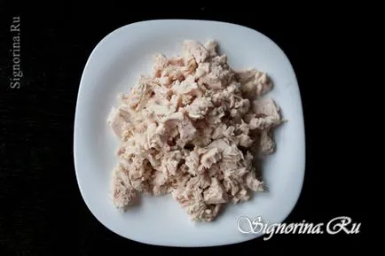 Puff saláta csirkével, gombával, sajttal és aszalt szilvával recept egy fotó