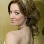 Menyasszonyi frizura a tiara (attribútum az esküvőt) Menyasszonyi frizura a tiara