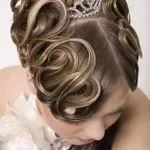 Menyasszonyi frizura a tiara (koronát) Menyasszonyi frizura a tiara