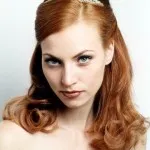 Menyasszonyi frizura a tiara (attribútum az esküvőt) Menyasszonyi frizura a tiara