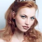 Menyasszonyi frizura a tiara (attribútum az esküvőt) Menyasszonyi frizura a tiara