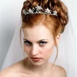 Menyasszonyi frizura a tiara (attribútum az esküvőt) Menyasszonyi frizura a tiara