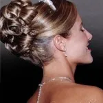 Menyasszonyi frizura a tiara (attribútum az esküvőt) Menyasszonyi frizura a tiara