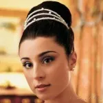 Menyasszonyi frizura a tiara (attribútum az esküvőt) Menyasszonyi frizura a tiara