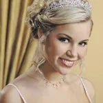 Menyasszonyi frizura a tiara (attribútum az esküvőt) Menyasszonyi frizura a tiara