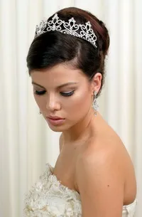 Menyasszonyi frizura a tiara (esküvői frizurák tiara) Menyasszonyi frizura a tiara