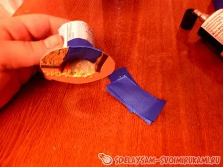 Esküvői pezsgős „vőlegény”, a mester osztályt a kezüket (saját) Esküvői pezsgős „vőlegény”, a mester osztály saját kezűleg