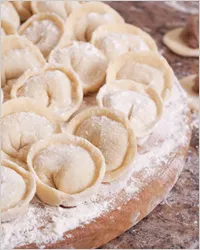 A tészta a gombóc - recept ravioli tésztát (liszt Összetevők verem) A tésztát derelye - tészta receptek gombóc