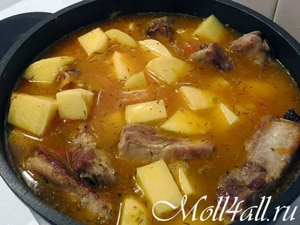 Sült krumpli hússal - egy finom sertésborda burgonyás recept egy fotó