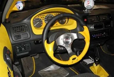 Tuning autó belső, kézzel