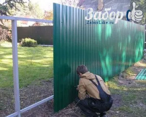 A magassága a kerítés között a szomszédos szakaszok a törvény (szomszédos) A magassága a kerítés között a szomszédos szakaszok a törvény