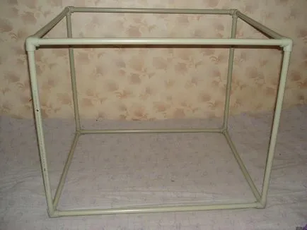 A kiállítási sátorban egy macska a saját kezével