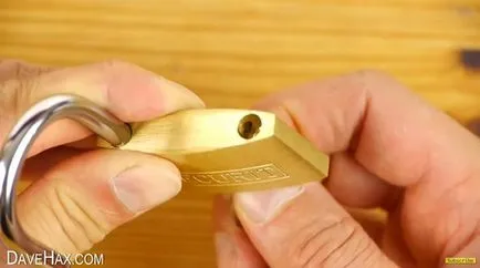 Vzlamyvyuschy „lifehack, hogyan lehet egy pótkulcsot bármely anyag kéznél