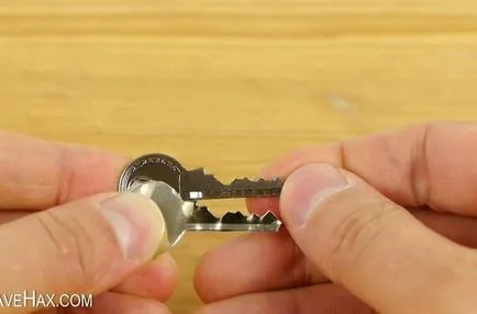 Vzlamyvyuschy „lifehack, hogyan lehet egy pótkulcsot bármely anyag kéznél
