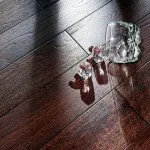 És csiszolt patinás fa a kezüket, a technológia és az eszközök, beleértve a sajtót,