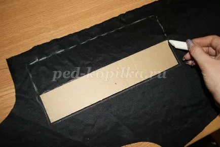 Karkötő készült ruhát kezével