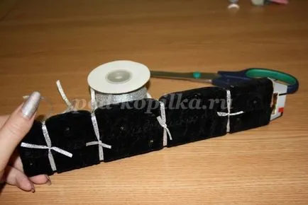 Karkötő készült ruhát kezével