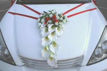 A díszített esküvői autó dekoráció vőlegény gépek és a vőlegény egy esküvőn (dekoráció) A díszített esküvői autó dekoráció vőlegény gépek és a vőlegény egy esküvőn