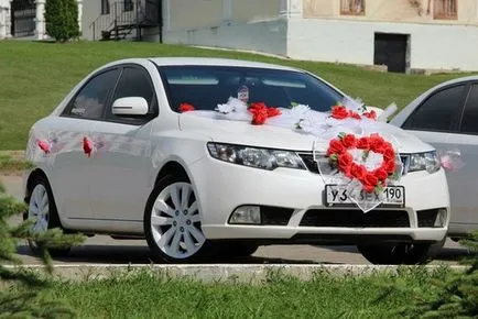 A díszített esküvői autó dekoráció vőlegény gépek és a vőlegény egy esküvőn (autó) A díszített esküvői autó dekoráció vőlegény gépek és a vőlegény egy esküvőn