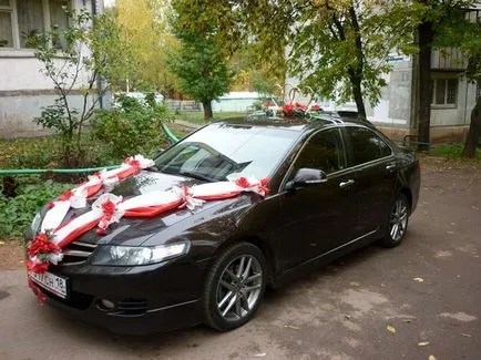 A díszített esküvői autó dekoráció vőlegény gépek és a vőlegény egy esküvőn (autó) A díszített esküvői autó dekoráció vőlegény gépek és a vőlegény egy esküvőn
