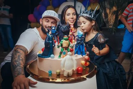 Dzhigan és Oksana Samoylov lakomát tiszteletére a négyéves lánya (Oksana) Dzhigan és Oksana Samoylov lakomát tiszteletére lánya négy év