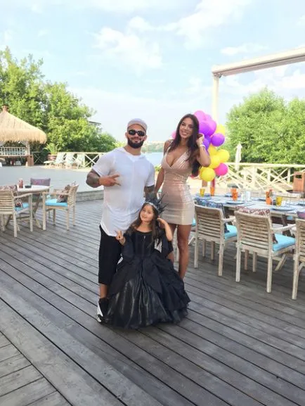 Dzhigan és Oksana Samoylov lakomát tiszteletére a négyéves lánya (Oksana) Dzhigan és Oksana Samoylov lakomát tiszteletére lánya négy év
