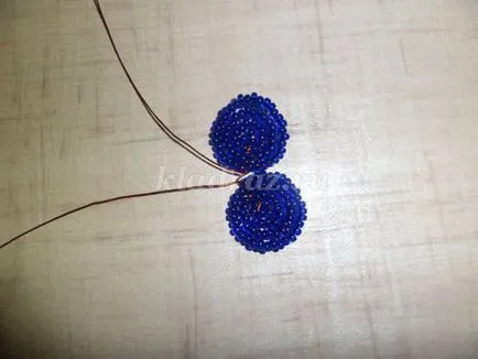 Violet gyöngyöket a kezét